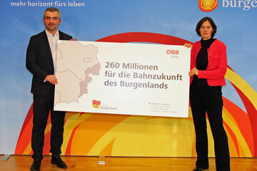 Verkehrslandesrat Mag. Heinrich Dorner mit Mag.a Silvia Angelo, Vorstandsdirektorin ÖBB-Infrastruktur AG, bei der Vorstellung und Unterzeichnung des neuen Übereinkommens zum Bahnausbau im Burgenland