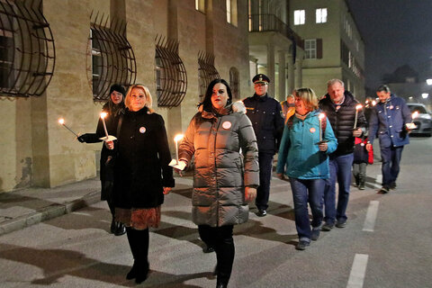 Frauenlandesrätin Astrid Eisenkopf, Landesrätin Daniela Winkler und Vertreterinnen der Gewaltschutzeinrichtungen, des Frauen- und Sozialhauses, der Frauenberatungsstellen und des Gewaltschutzzentrums beim Fackelzug zum Rathaus in Eisenstadt