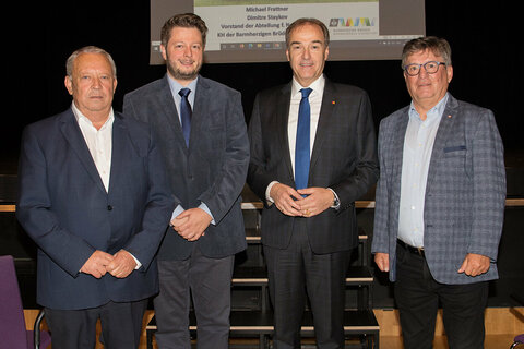 Ing. Rudolf Strommer (Stellvertretung, Seniorenbeirat der Burgenländischen Landesregierung), Vortragender Oberarzt Dr. Michael Frattner (Vorstand der Abteilung für Neurologie im Krankenhaus der Barmherzigen Brüder Eisenstadt), Soziallandesrat Dr. Leonhard Schneemann und Josef Loss (Stellvertretung, Seniorenbeirat der Burgenländischen Landesregierung) (v.l.) bei der Auftaktveranstaltung im Kulturzentrum Eisenstadt.