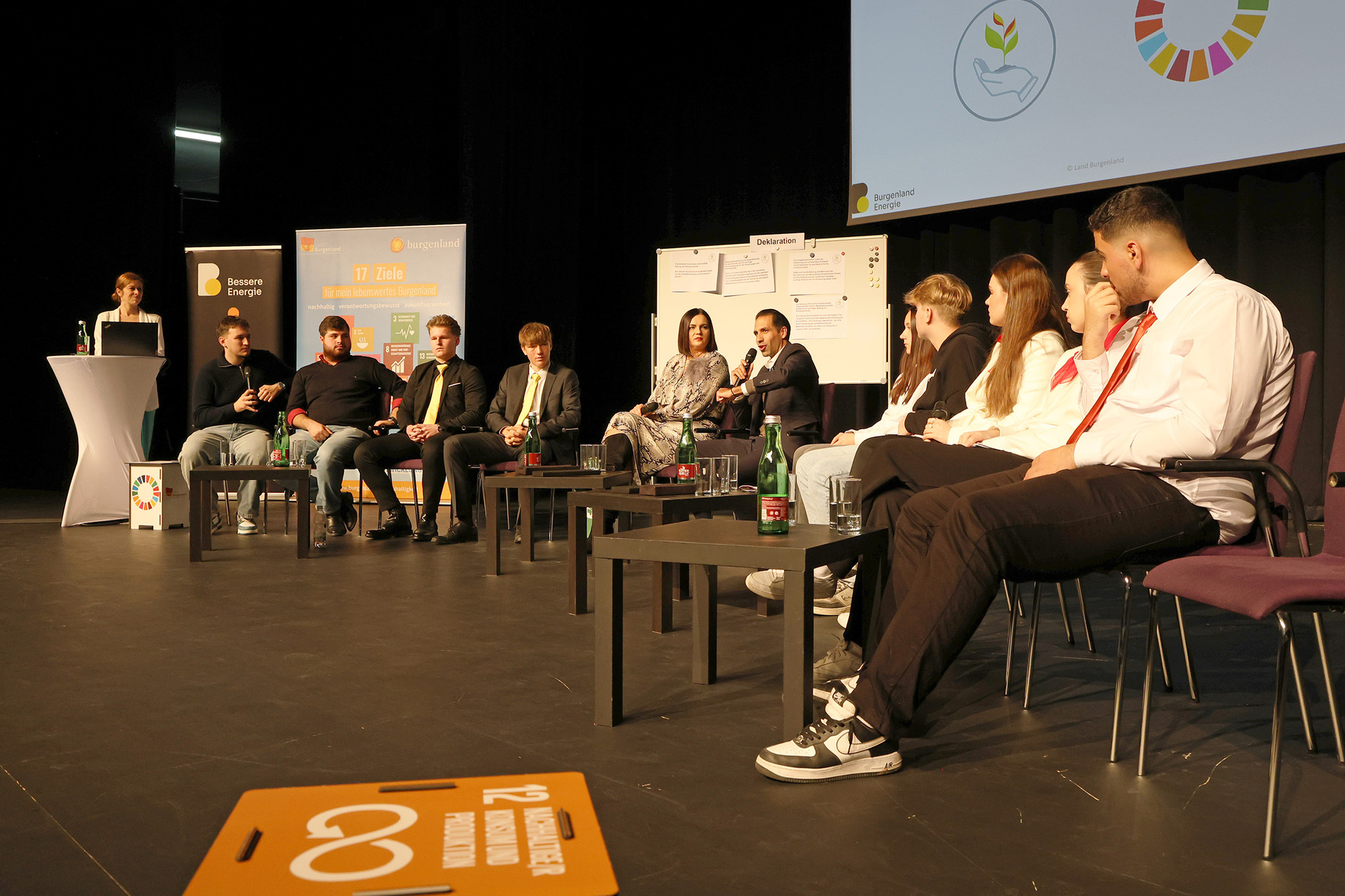 Diskutanten am Podium der Jugendklimakonferenz 2024