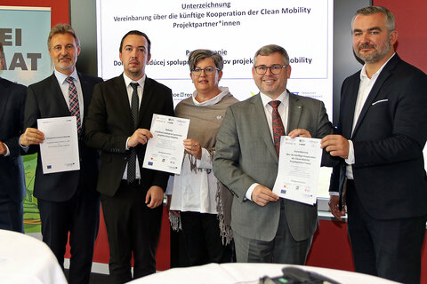 Karin Zipperer, VOR-Geschäftsführerin, Michael Gerbavsits, Geschäftsführer der Wirtschaftsagentur, Wolfgang Schroll, VOR-Geschäftsführer, Matus Kuzel, Geschäftsführer der BID-Integrierter Verkehr Bratislava, Christine Schneider, niederösterreich.regional, Ludwig Schleritzko, Infrastrukturlandesrat Niederösterreich, und Heinrich Dorner, Infrastrukturlandesrat Burgenland (v.l.).