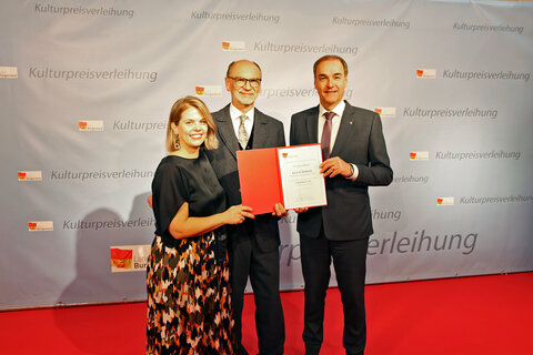Dr. Sepp Gmasz erhielt von Mag.a Claudia Priber und Landesrat Dr. Leonhard Schneemann den Landeskulturpreis verliehen