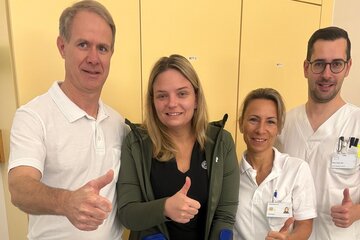Oberarzt Dr. Otmar Leithgöb, Patientin Manuela Hostniker, Physiotherapeutin Anita Bognar und die pflegerische Leitung der orthopädischen Bettenstation DGKP Ernst Peter, BScN, MSc (v.l.).