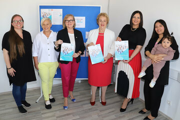 Landeshauptmann-Stellvertreterin Mag.a Astrid Eisenkopf (2.v.r.) und Landtagspräsidentin Verena Dunst (3.v.r.) mit ABZ*Austria-Geschäftsführerin Manuela Vollmann (3.v.l.) und Projektleiterin Katharina Brodnik (Step into Care, l.) sowie Heidelinde Wiener (2.v.l.) und Zahla Najafi mit Tochter Sophia (r.).
