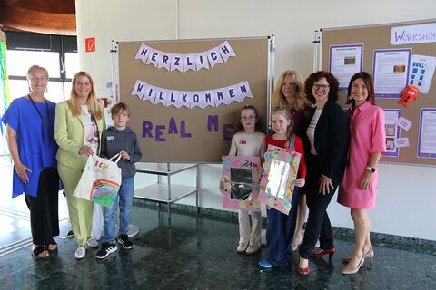 Elke Aufner-Hergovich, Bildungslandesrätin Daniela Winkler, Eva Gröstenberger, Astrid Gruber und Susanne Wallner mit Kindern der Volksschule Eisenstadt.