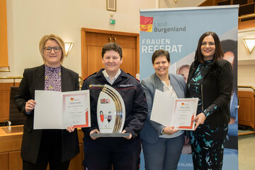 Die Drittplatzierte Vanessa Sommer, Rosa-Jochmann-Preisträgerin Julia Ivancsits, die Zweitplatzierte Ute Wagner und Landeshauptmann-Stellvertreterin Mag.a Astrid Eisenkopf.