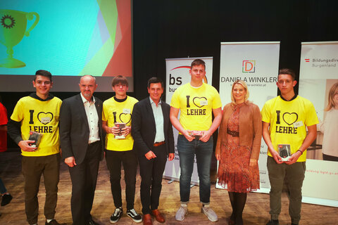 Landesrätin Daniela Winkler, Landesrat Christian Illedits und Bildungsdirektor Heinz Josef Zitz gratulierten den siegreichen Teams von Schülerinnen und Schülern der Berufsschulen Eisenstadt, Mattersburg, Pinkafeld und Oberwart.
