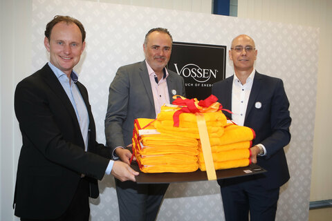 Mag. Paul Mohr und DDI Werner Blohmann (v.l.), Geschäftsführer von Vossen GmbH & Co. KG, überreichten Landeshauptmann Hans Peter Doskozil ein Paket der neuen Handtücher der Edition 100 Jahre Burgenland