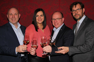 Landeshauptmann-Stellvertreterin Mag.a Astrid Eisenkopf, Andreas Liegenfeld, Präsident des burgenländischen Weinbauverbandes, Georg Schweitzer, Geschäftsführer Wein Burgenland, und Emmerich Knoll, Obmann der Vereinigung „Vinea Wachau“, bei der Wein Burgenland Präsentation in der Wiener Hofburg