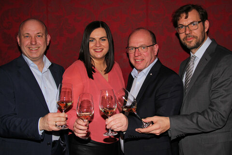 Landeshauptmann-Stellvertreterin Mag.a Astrid Eisenkopf, Andreas Liegenfeld, Präsident des burgenländischen Weinbauverbandes, Georg Schweitzer, Geschäftsführer Wein Burgenland, und Emmerich Knoll, Obmann der Vereinigung „Vinea Wachau“, bei der Wein Burgenland Präsentation in der Wiener Hofburg