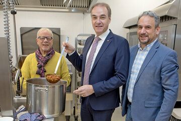 Soziallandesrat Dr. Leonhard Schneemann (Mitte) besuchte den Zu- und Umbau des Küchengebäudes von VAMOS (links Obmann Mag. Gerhard Kuich, rechts Geschäftsführer Réne Höfer MBA) in Markt Allhau.