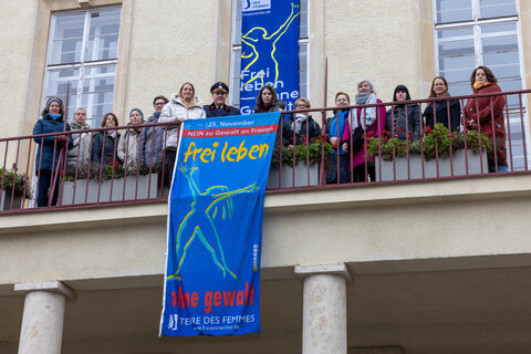 Landesrätin Daniela Winkler mit den Unterstützerinnen und Unterstützern der Aktion bei der Übergabe der Flagge gegen Gewalt an Frauen und Mädchen vor dem Landhaus-Alt in Eisenstadt.