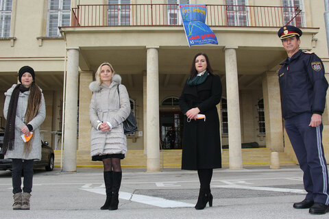 Um ein Zeichen gegen Gewalt an Frauen und Mädchen zu setzen wurde von Mag.a Isabell Bernhardt, Frauenhaus Burgenland, Prim. Dr.in Ingrid Maria Steindl, Opferschutzgruppe KH Barmherzige Brüder, LH-Stellvertreterin Mag.a Astrid Eisenkopf und Landespolizeidirektor Mag. Martin Huber vor dem Landhaus in Eisenstadt die Fahne gegen Gewalt gehisst (v.l.).
