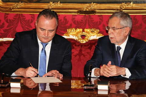 Landeshauptmann Mag. Hans Peter Doskozil wurde von Bundespräsident Dr. Alexander Van der Bellen auf die Bundesverfassung angelobt