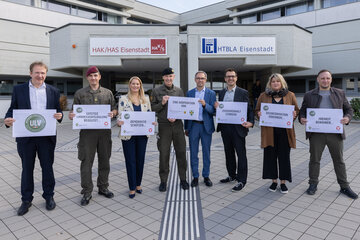 Landesrätin Daniela Winkler (3.v.l.) und Burgenlands Militärkommandant Brigadier Gernot Gasser (4.v.l.) präsentierten eine gemeinsame Initiative von Bundesheer und Bildungsdirektion Burgenland zur Ausbildung interessierter Lehrkräfte aller Schultypen zum „Informationsoffizier/extern“ für Geistige Landesverteidigung.