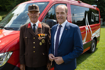 Feuerwehrkommandant Oberbrandinspektor (OBI) Gottfried Lammer mit Landesrat Dr. Leonhard Schneemann (v.l.) vor dem neuen Fahrzeug der Freiwilligen Feuerwehr Kroisegg.