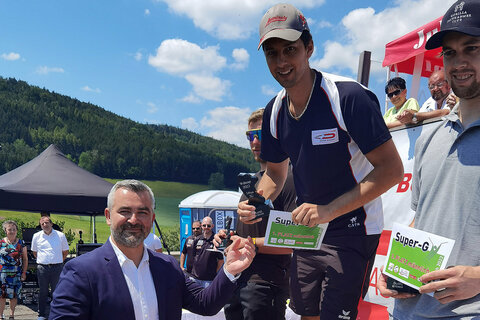 Sport-Landesrat Mag. Heinrich Dorner überreichte dem Sieger des Super-G, dem Schweizer Mirko Hueppi seinen Gutschein und gratulierte zum Erfolg.