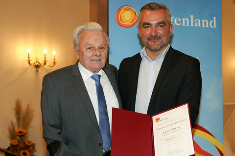 Landesrat Heinrich Dorner überreichte Dr. Walter Dujmovits den Kulturpreis des Landes Burgenland in der Sparte Wissenschaft