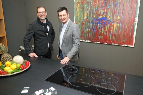 Landesrat Christian Illedits informierte sich bei den Firmen Strobl Design, Alfred Winkler und KFZ Pieber im Zuge der 20. Ollersdorfer Hausmessen vor Ort.