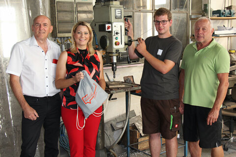Landesrätin Mag.a (FH) Daniela Winkler gratulierte gemeinsam mit Bürgermeister Josef Ziniel, Vizebürgermeister Matthias Jakob Dosen und Firmenchef Mario Horvath, Meisterbetrieb Schlosserei & Metallbau Horvath, Marcel Wachter zum 3. Platz beim Lehrlingswettbewerb der Metalltechniker
