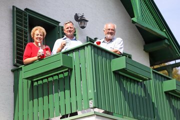 Landtagspräsidentin Verena Dunst, Rainer Karbon und Gerhard Pongracz (v.l.) vor und in einem Kellerstöckl in Moschendorf.