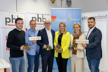 Präsentation der Robobox in der MS Gols. vlnr: Mag. Michael Leitgeb (PH Burgenland), Thomas Leitgeb, MA(PH Burgenland), Dr. Herbert Gabriel (Vizerektor PH Burgenland) , LR Mag. (FH) Daniela Winkler, Petra Beck (Dir. MS Gols), LA Kilian Brandstätter (Bgm. Gols)