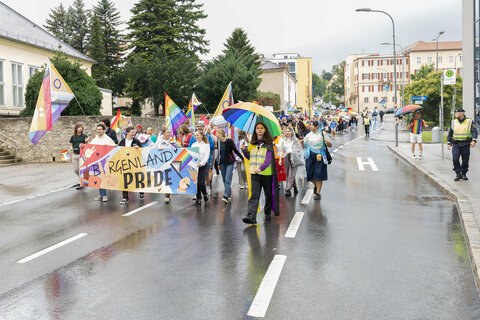 Die Teilnehmerinnen und Teilnehmer der Pride Burgenland setzten in Eisenstadt ein Zeichen für Vielfalt und Toleranz.