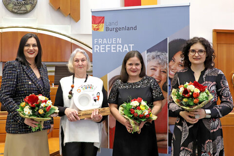 Gruppenbild von der Verleihung des Rosa Jochmann Preises (v.l.n.r.) Landeshauptmann-Stellvertreterin Mag.a Astrid Eisenkopf, Rosa Jochmann-Preisträgerin 2022 Jutta Zagler, Birgit Stephan (2. Preis), Alexandra Schleischitz (3. Preis).