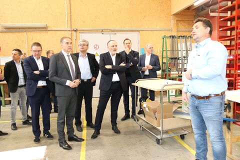 Bei einem Rundgang durch die Werkstätte wurde der neue Betrieb in Großpetersdorf besichtigt.