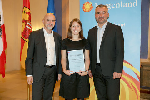 An das BG/BRG/BORG Oberschützen wurde für das Projekt „The past ist not over yet“ ein Anerkennungspreis vergeben (v.l.): Kerstin Ziegler mit LR Heinrich Dorner und Bildungsdirektor Heinz Josef Zitz bei der Übergabe