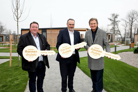 Landeshauptmann Hans Peter Doskozil, Werner Cerutti, Geschäftsführer der Sonnentherme Lutzmannsburg-Frankenau GmbH, und Bürgermeister LAbg. Roman Kainrath bei der Eröffnung der neuen Thermen Chalets