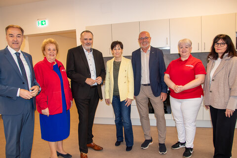 Soziallandesrat Dr. Leonhard Schneemann, Volkshilfe-Burgenland-Präsidentin Verena Dunst, Landeshauptmann Mag. Hans Peter Doskozil, Gemeindevorständin Rosemarie Harter, Müllendorfs Bürgermeister Werner Huf, Karin Csencsits, Pflegedienstleitung Volkshilfe Burgenland, und Waltraud Kölly-Schranz, Operative Leitung der Pflege- und Sozialberatung.