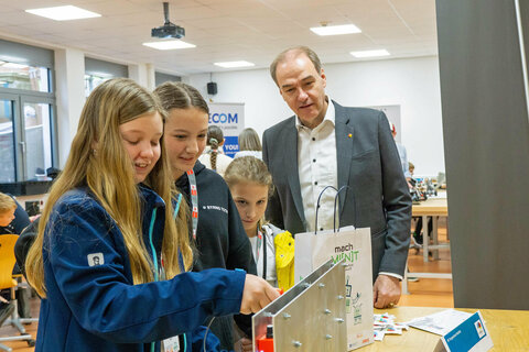Landesrat Dr. Leonhard Schneemann beim Auftakt zu den „mach MI(N)T"-Workshops.