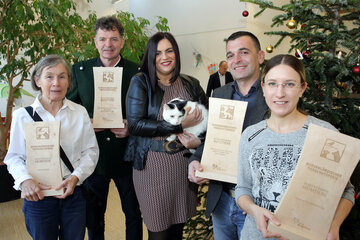 LRin Astrid Eisenkopf mit den Preisträgern des Burgenländischen Tierschutzpreises 2019 René Panner aus Neusiedl bei Güssing, Gabriele Schwarz aus Gols, Bianca Heisinger, Obfrau des Vereins „Die Streuner Bezirk Oberpullendorf”, und Johannes Lipp aus Welten vom Rinderbauernhof „Rinderbaron“ Lipp im weihnachtlichen Ambiente des Tierschutzhauses Sonnenhof in Eisenstadt