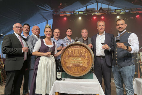 Das 53. Golser Volksfest ist eröffnet! LR Leonhard Schneemann (2.v.r.) mit Bgm. LAbg. Kilian Brandstätter (1.v.r.), Schlossspiele Kobersdorf-Intendant Wolfgang Böck (3.v.l.), Organisator Dieter Horvath (1.v.l.), Weinkönigin Susanne Riepl und Winzern.