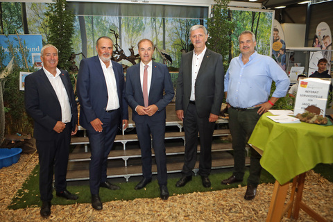 Oberwarts Vizebürgermeister Michael Leitgeb, Landeshauptmann Hans Peter Doskozil und Landesrat Leonhard Schneemann (v.l.) besuchten auch den Stand des Burgenländischen Jagdverbandes (im Bild mit Landesjägermeister Roman Bunyai, r., und Kommerzialrat Siegfried Fleischhacker, 2.v.r.).