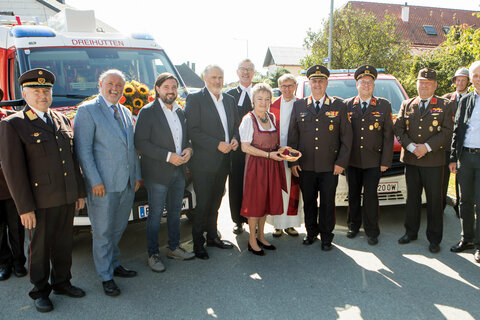 Landeshauptmann Hans Peter Doskozil (5.v.l.) mit politischen Vertreterinnen und Vertretern sowie Pfarrern und dem Burgenländischen Landesfeuerwehrverband in Dreihütten.