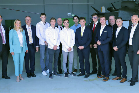 Bildungslandesrätin Mag.a (FH) Daniela Winkler (2.v.l.) und Bildungsdirektor Mag. Heinz Josef Zitz (r.) mit Direktor RegR AV Dipl.Ing. Viktor Selinger (3.v.l.) sowie den Lehrern und Schülern, die großartige Leistungen und Spitzenplätze bei den Bewerben erzielten.