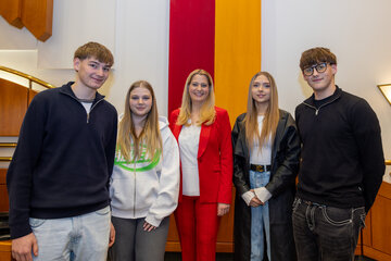 Landesrätin Daniela Winkler mit Jugendlichen im Landhaus in Eisenstadt (Archivbild).