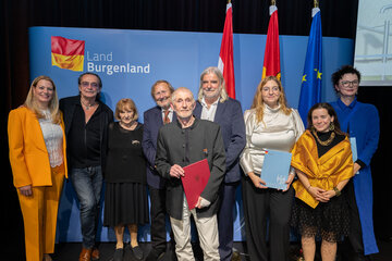 (v.l.) Landesrätin Mag.a (FH) Daniela Winkler mit den Preisträgerinnen und Preisträgern der Kulturpreise des Landes Burgenland 2025, Christian Kolonovits (Sparte „Musik“), Johanna Tomek (Sparte „Darstellende Kunst“), Gerhard Kisser (Sparte „Volkskultur“), Hans Wetzelsdorfer (Sparte „Bildende Kunst“), Heinz Janisch (Sparte „Literatur“), Katrin Bernhardt (Großes Kunststipendium in der Sparte „Literatur“), Susanne Sommer (Wettbewerbspreis in der Sparte „Literatur“), Bettina Beranek (Wettbewerbspreis in der Sparte „Zeitgenössische Bildende Kunst“).