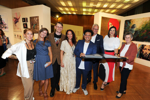 transform-arte Eröffnung_01: Gruppenbild von der Eröffnung der Kunstmesse transform-arte (v.r.n.l.): Klubobfrau LAbg. Regina Petrik, Landeshauptmann-Stellvertreterin Astrid Eisenkopf, Bürgermeister Thomas Steiner, die Künstlerinnen und Künstler Victor Sales, Nora Demattio, Thomas Sailer, Susanne Göttlinger, Marita Demattio.