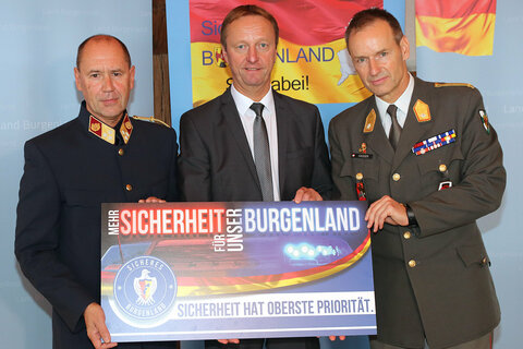 Landeshauptmannstellvertreter Johann Tschürtz, Oberst Andreas Stipsits, Landesverkehrsabteilung Burgenland, und Militärkommandant Brigadier Gernot Gasser berichteten über die Ergebnisse des Landessicherheitsrats auf Burg Forchtenstein.