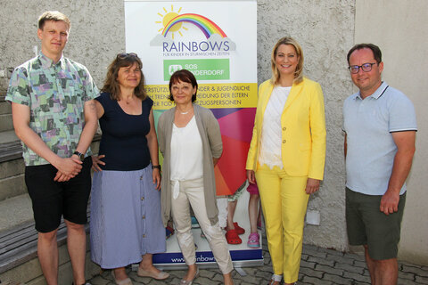 Moritz Kirschner, Landesleitung "Rainbows", Martina Kopf, Mitarbeiterin "Rainbows", Mag.a Dagmar Bojdunyk-Rack, Geschäftsführerin "Rainbows"-Österreich, Mag.a (FH) Daniela Winkler, Landesrätin für Familien, Kinder und Jugend, und Mag. Marek Zeliska, SOS-Kinderdorf-Leiter, am Stützpunkt von "Rainbows" in Neusiedl am See