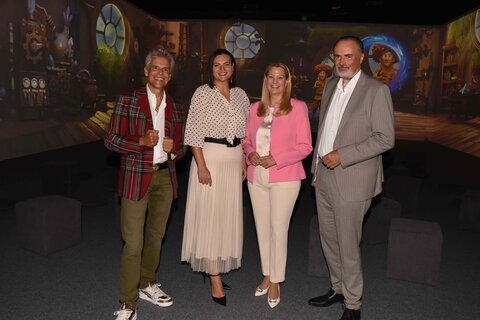(v.l.) Thomas Brezina, Landtagspräsidentin Astrid Eisenkopf, Bildungslandesrätin Daniela Winkler und Landeshauptmann Hans Peter Doskozil bei der Eröffnung von STAUNINO in Mörbisch.