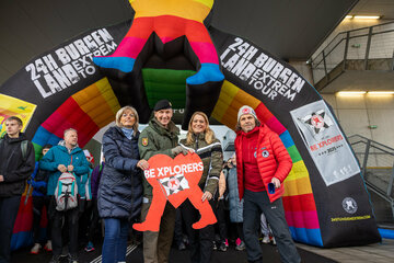 Landesrätin Daniela Winkler (3.v.l.) mit Bürgermeisterin Elisabeth Böhm, Militärkommandant Gernot Gasser und Organisator Michael Oberhauser (v.l.) vor dem Start.