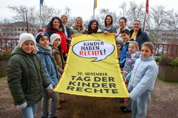 Bei der Fahnenübergabe (v.l.): Laura, Matthias, Bennet, Dagmar Schlager (Kinderfreunde Burgenland), VS-Direktorin Karin Kang (VS St. Margarethen), Landesrätin Daniela Winkler, Kinderfreunde Burgenland Landesvorsitzende Eva-Christina Wolf, Landtagspräsidentin Astrid Eisenkopf, VS-Direktorin Charlotte Toth-Kanyak (VS Eisenstadt), Kinderfreunde Burgenland-Geschäftsführerin Anna-Sophie Prünner, Elijah, Vanessa und Lara