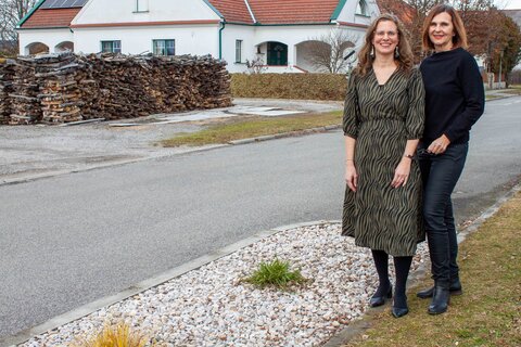 LH-Stv.in Haider-Wallner mit Bürgermeisterin Margit Wennesz-Ehrlich bei einer Schotterfläche, die demnächst begrünt wird