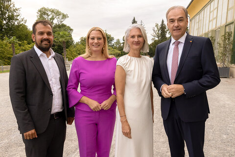 Landesrat Dr. Leonhard Schneemann, Doris Zoder-Spalek, MBA, die geschäftsführende Obfrau von MOKI Burgenland, und Landesrätin Mag.a (FH) Daniela Winkler und ´LAbg. Kilian Brandstätter beim 25-Jahr-Jubiläum.