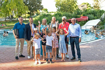 v.l. Vizebgm. Gerhard Playl, Bgm. LAbg. Kilian Brandstätter, LRin Daniela Winkler, Bgm. NRAbg. Maximilian Köllner, Bademeister Harald Moser, Altbgm. Hans Schrammel und Kinder aus Gols