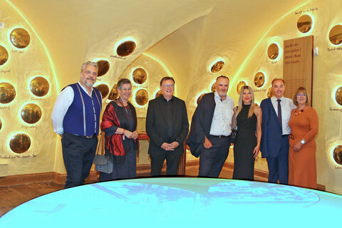 Rundgang durch die Jubiläumsausstellung. v.l.: Christof Cremer, der für die Ausstellungsgestaltung verantwortlich zeichnete, LT-Abg. Klubobfrau Regina Petrik, „Burgherr“ Norbert Darabos, LH Hans Peter Doskozil mit seiner Verlobten Julia Jurtschak, LR Leonhard Schneemann mit Gattin Karin